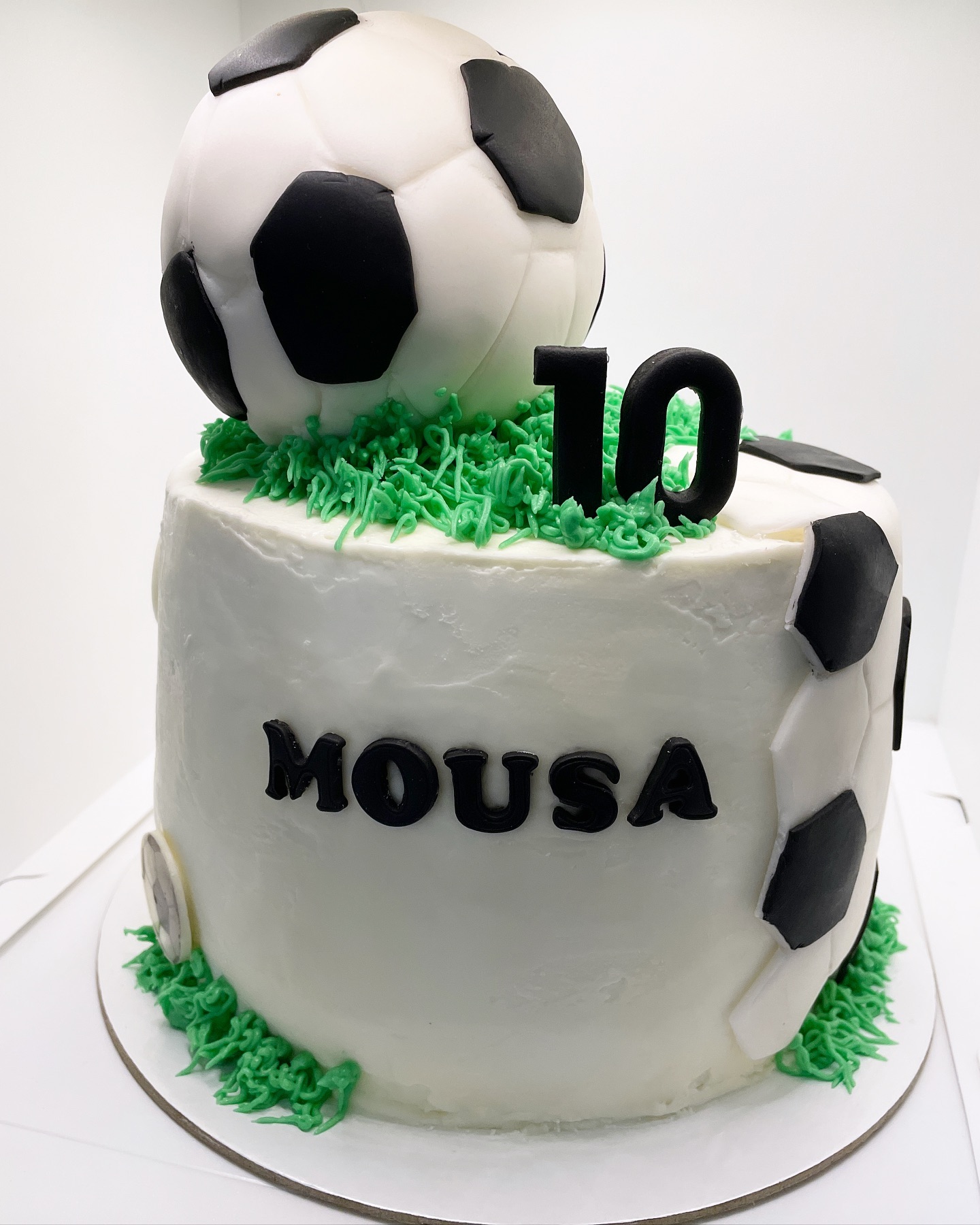 Custom Cakes gallery item